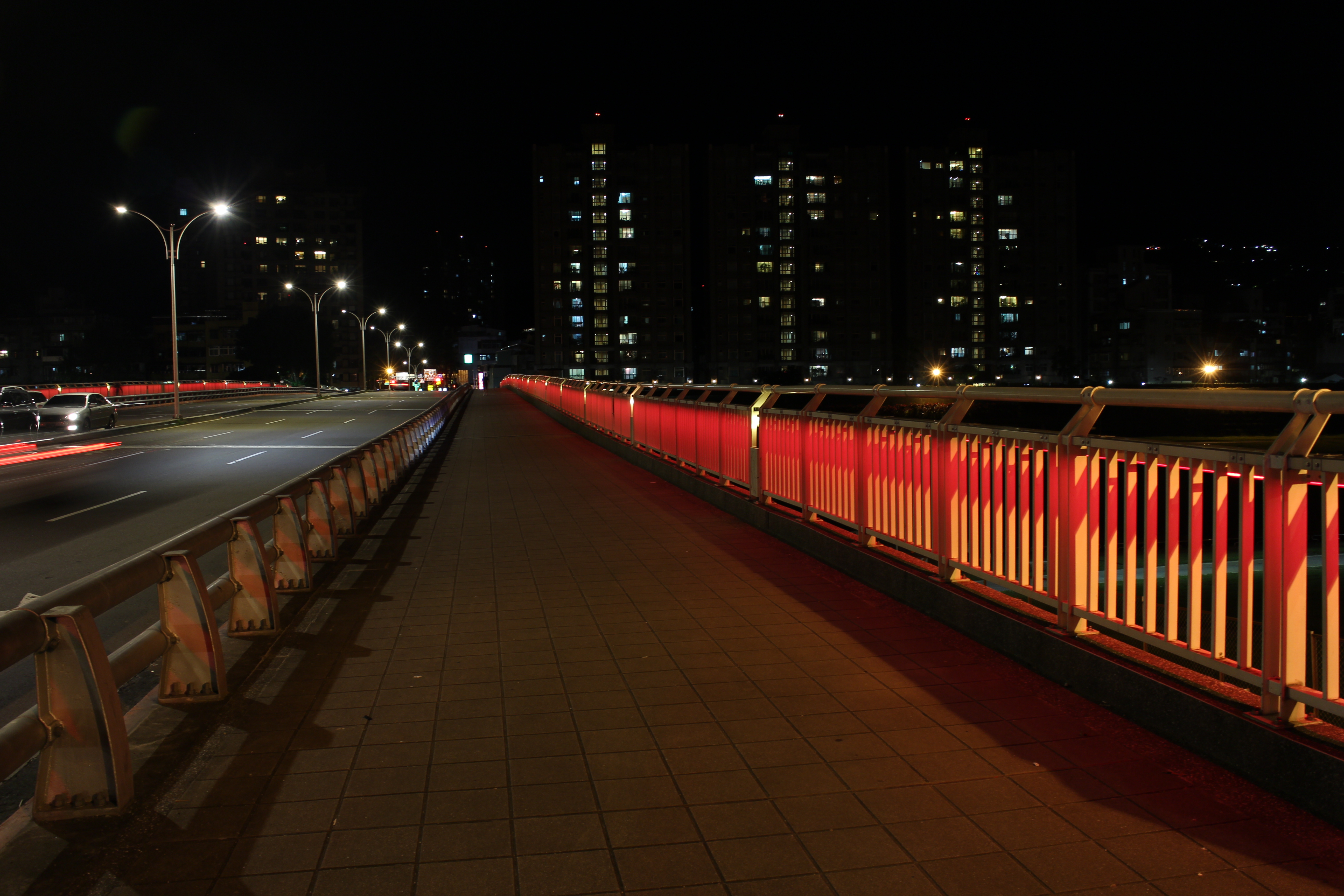 相片1：萬壽橋照明妝點夜景