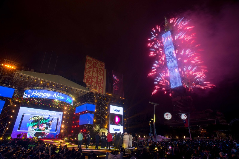 台北101新年大秀,結合煙火與燈光秀,精彩程度更升級。
