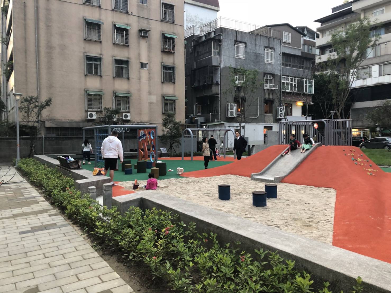 照片1：敦仁公園全新的「波力士大人」主題兒童遊戲場