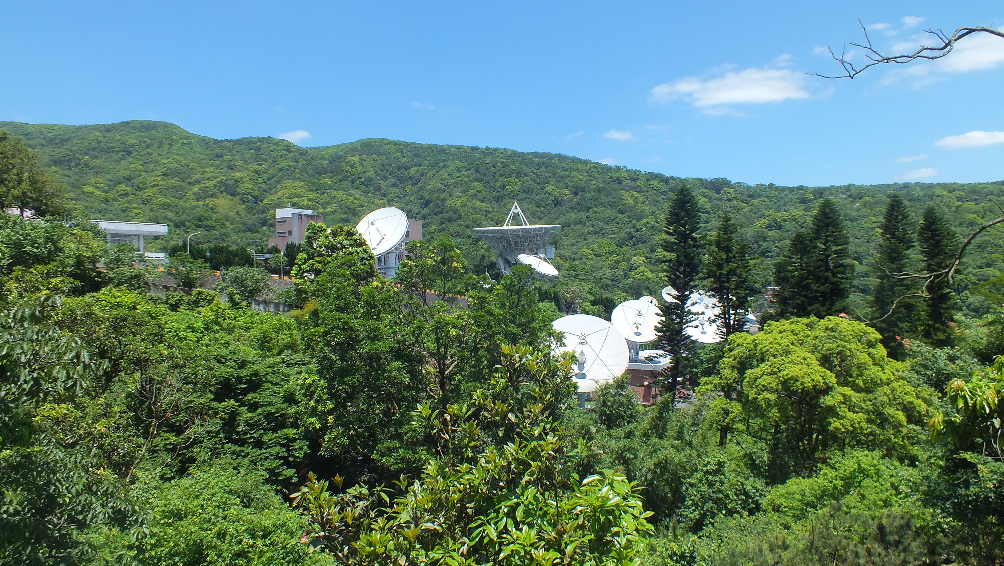 臺北市菁山社區農業環境改造工程，營造觀景平臺提供駐足停留，遠眺山林美景，偷得浮生半日閒。