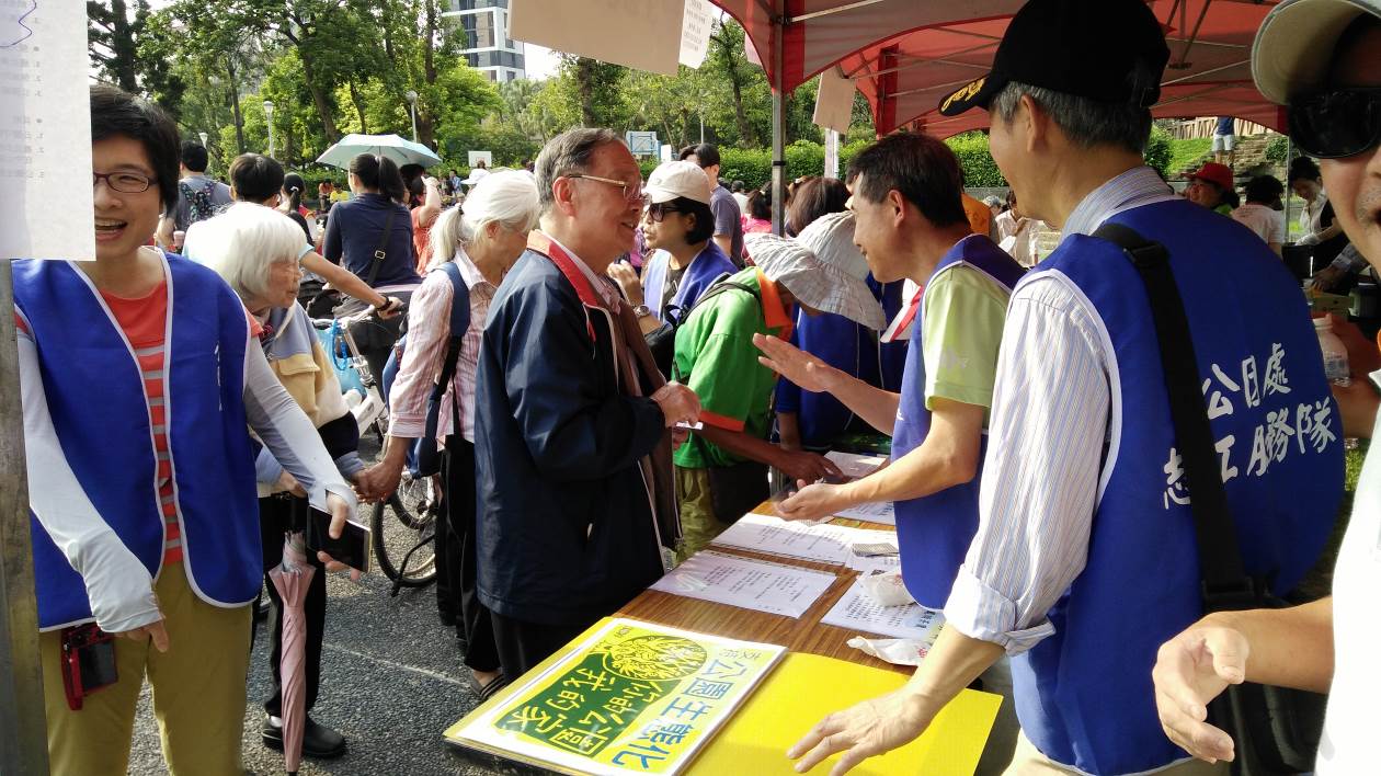 圖7、榮星花園公園志工在螢火蟲季期間，陳里長德賢辦理的園遊會中宣傳公園生態化
