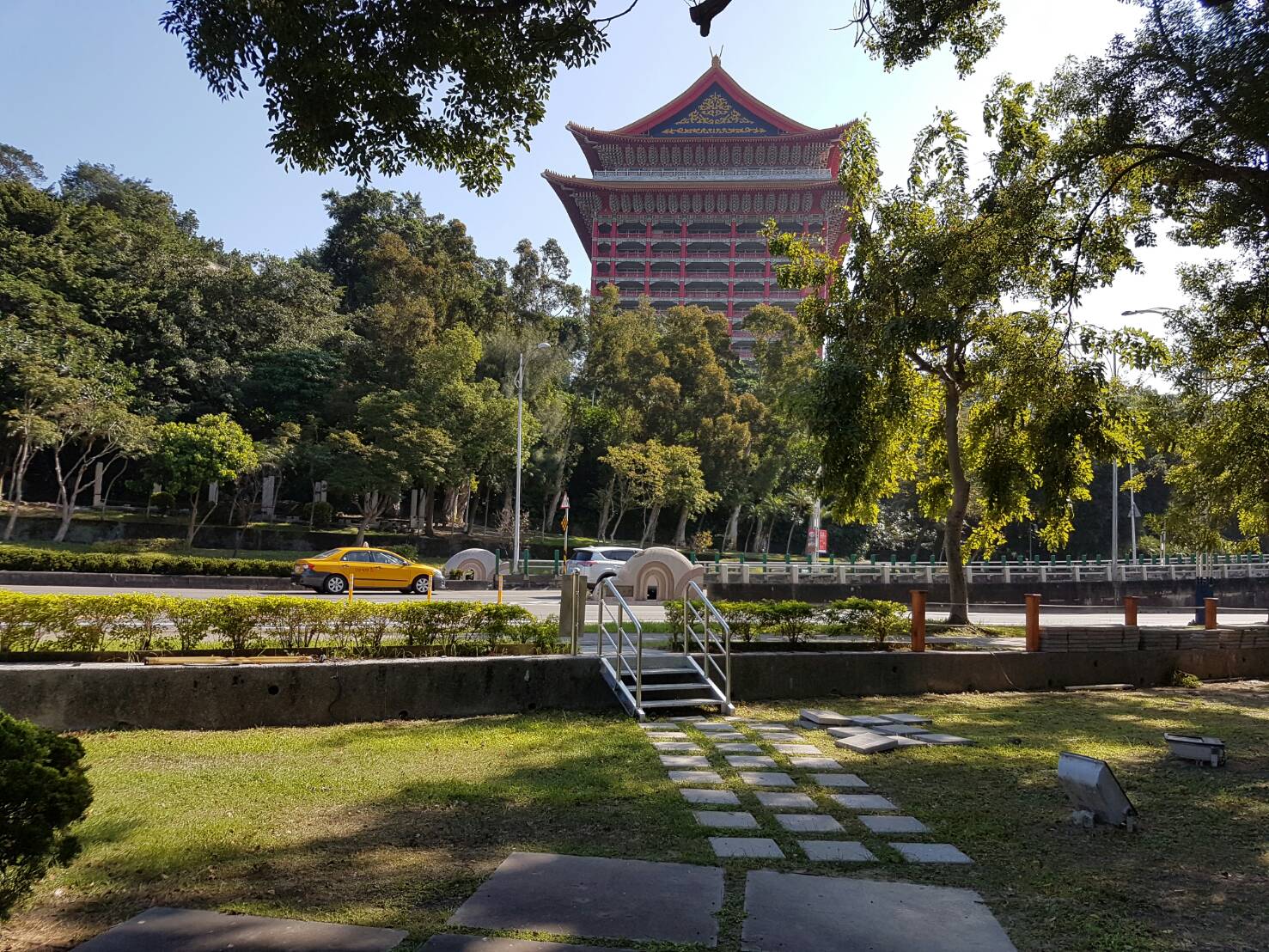 救國團拆除劍潭海外青年活動中心水池區圍牆，開放園內大草坪、1樓閱覽室，供市民自由進出使用，並認養維護。