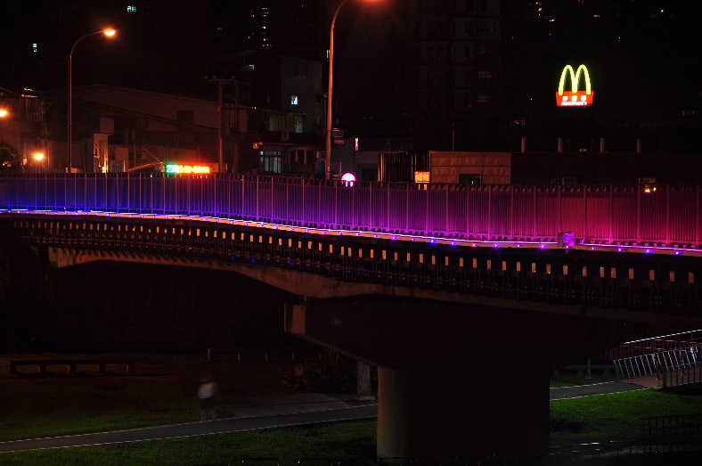 相片3：道南橋照明妝點夜景