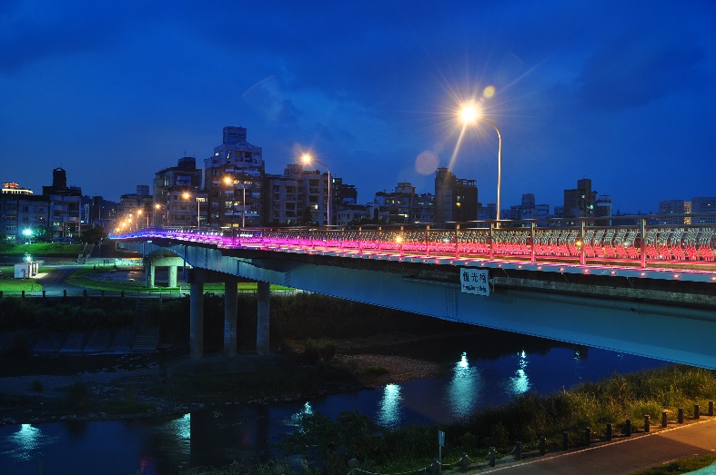 相片5：恆光橋照明妝點夜景