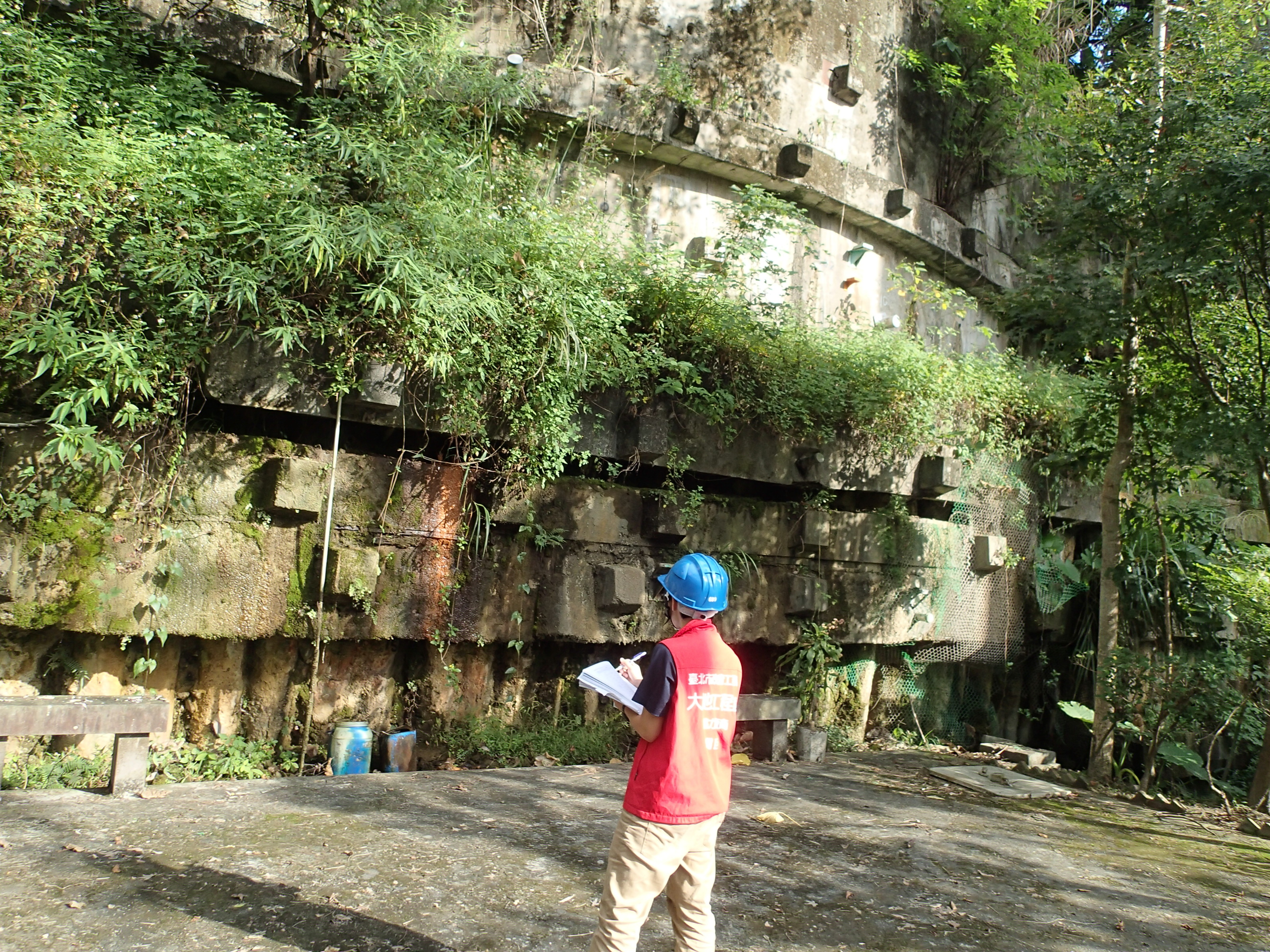 臺北市政府工務局大地工程處委託專業技師現場巡勘山坡地社區水土保持設施，針對擋土牆評估安全性，並提供改善意見。