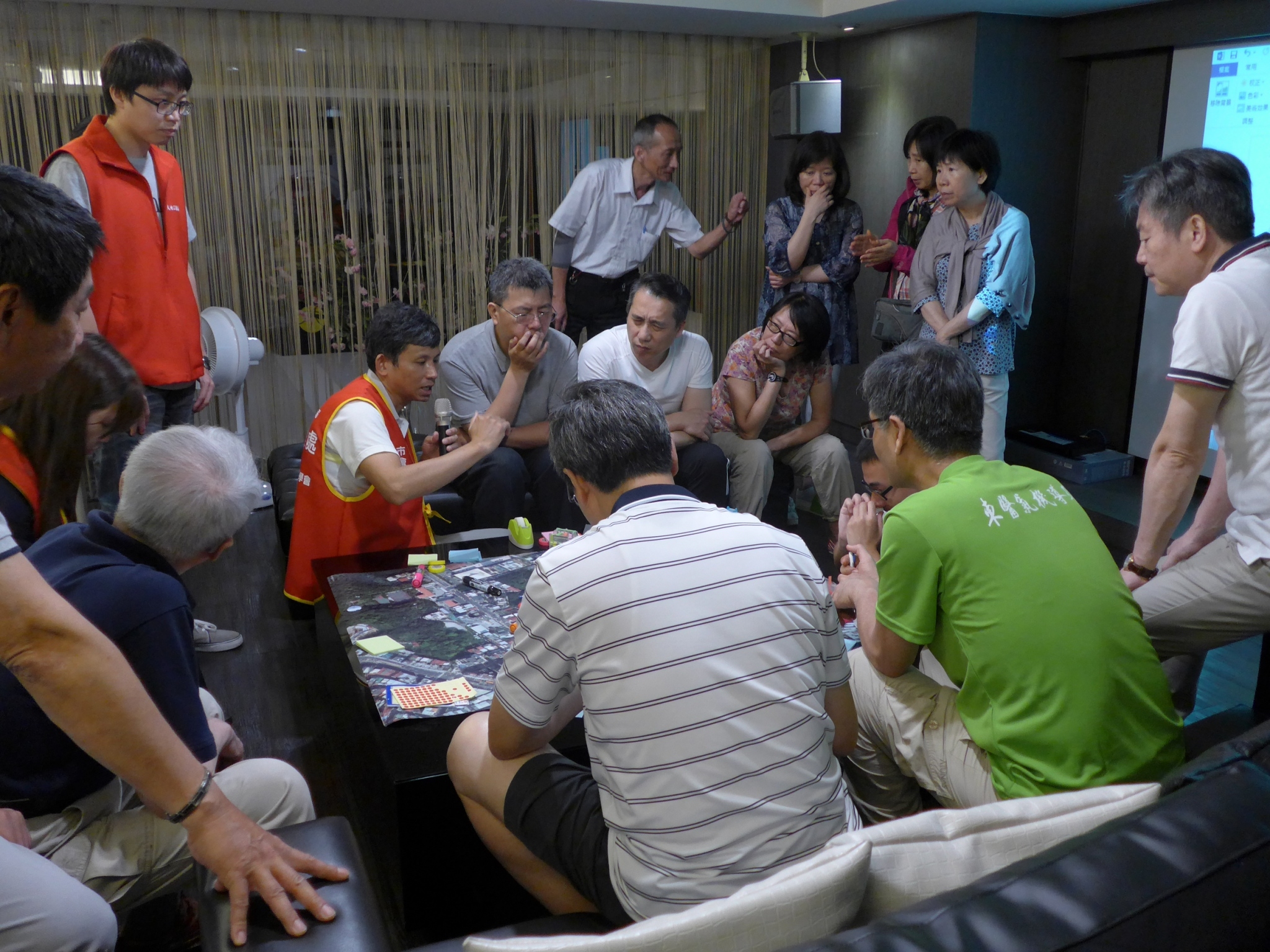 臺北市政府工務局大地工程處進入山坡地社區，舉辦自主防災課程，協助社區瞭解住宅周遭環境狀況，提升防災觀念。