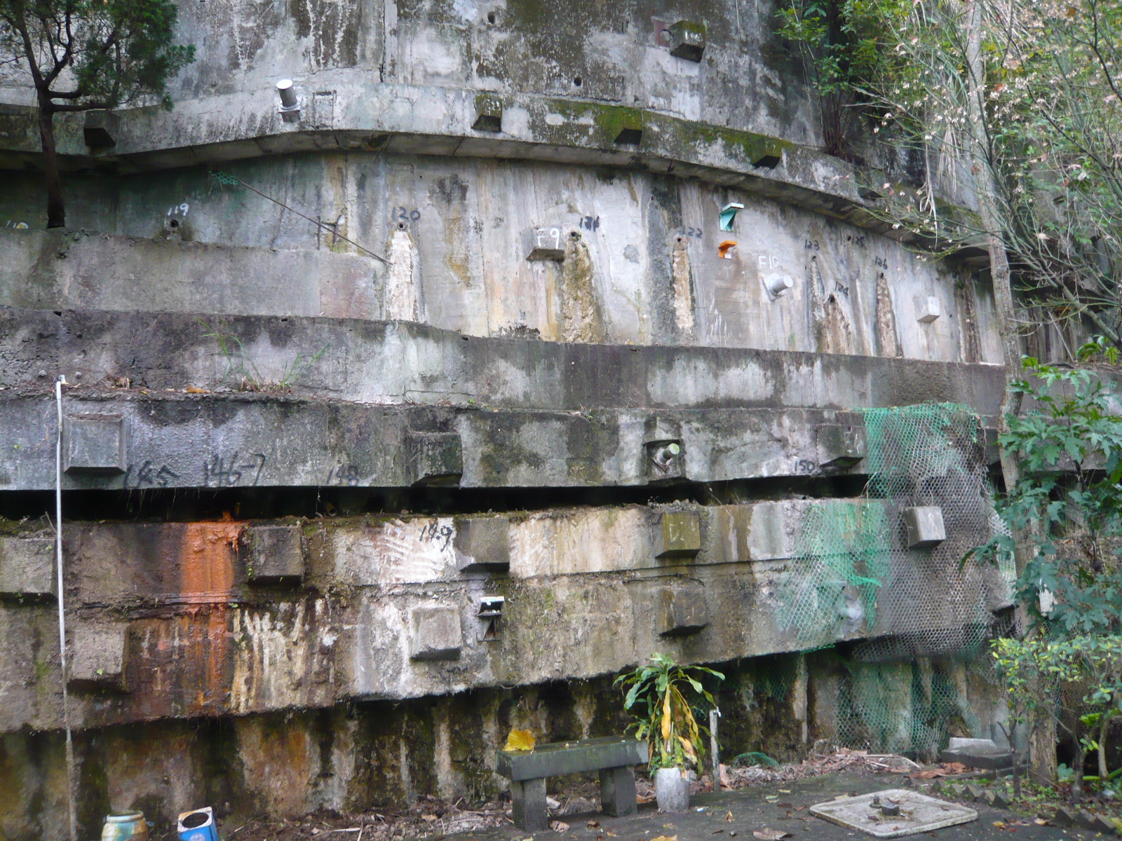 臺北市政府工務局大地工程處委託專業技師輔導山坡地社區，自行裝設擋土牆觀測儀器及增設洩水孔，並清疏排水溝，自主維護安全。
