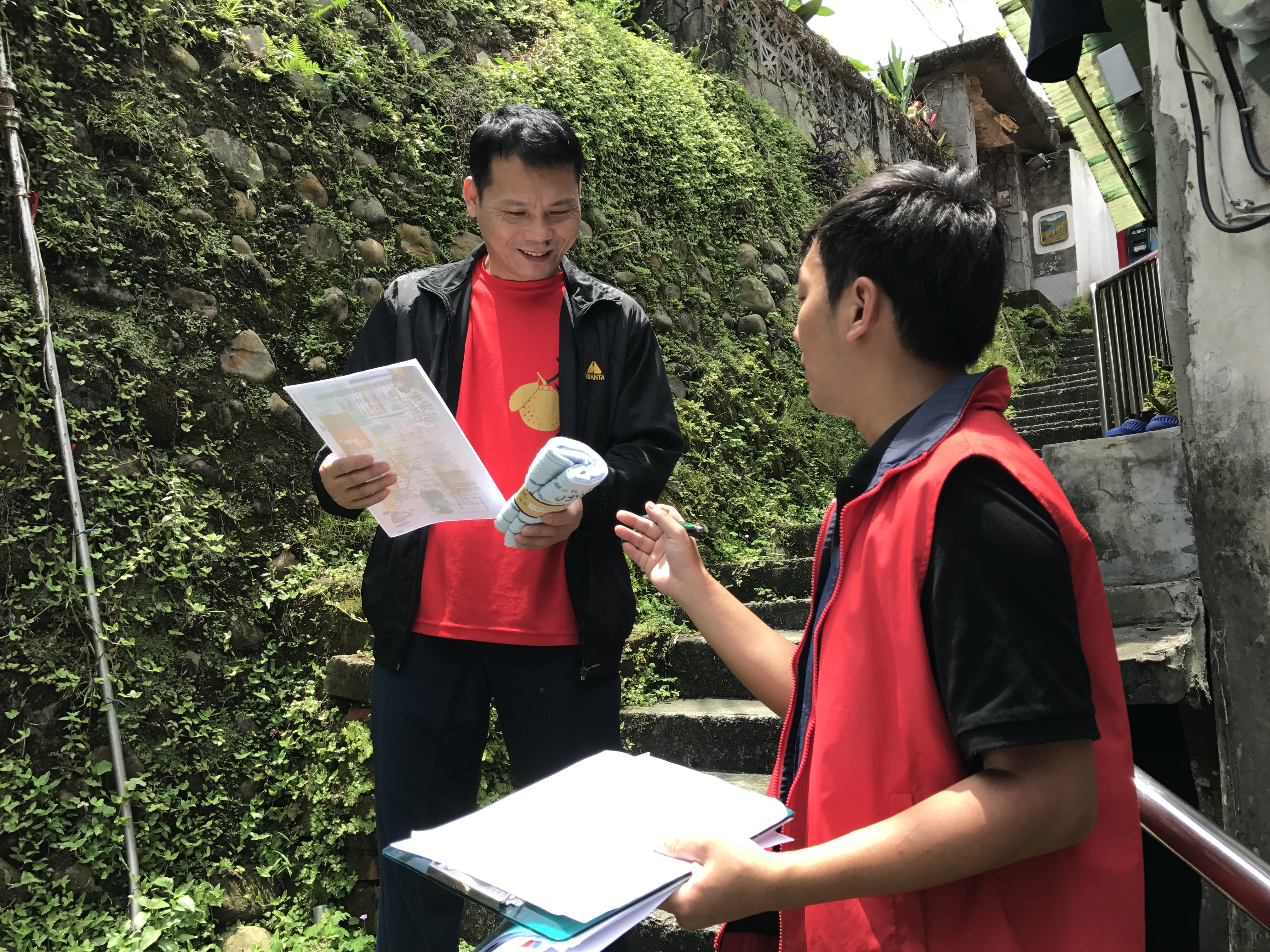 臺北市政府工務局大地工程處委託專業技師拜訪輔導老舊聚落保全住戶，進入社區宣導平時居家自主防災檢查及災時疏散避難等知識。
