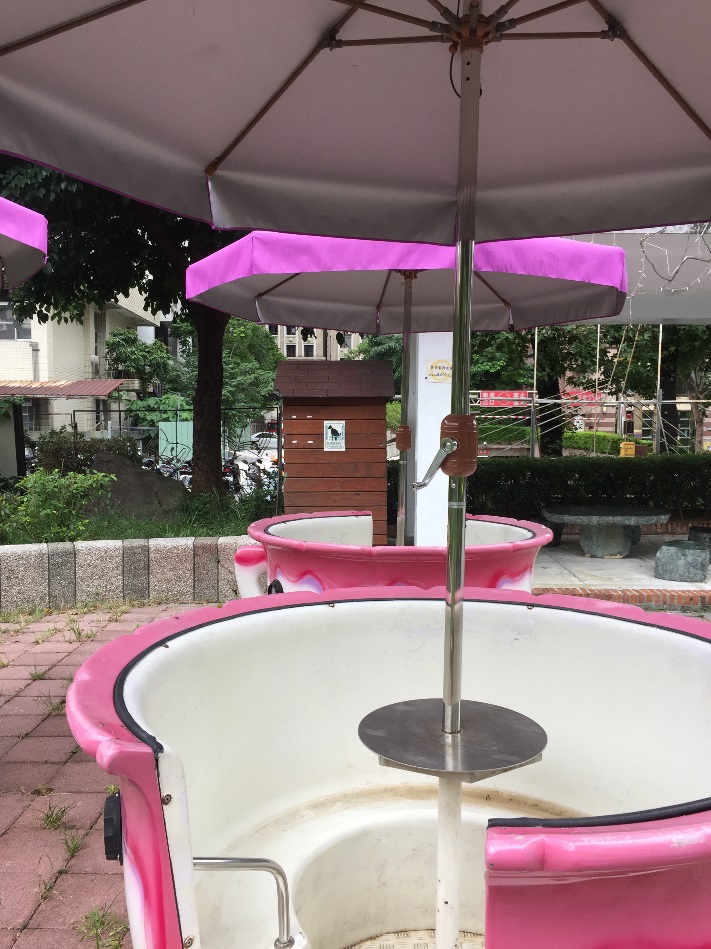 圖6、新製的陽傘還能配合天氣狀況來收存，避免損壞。
