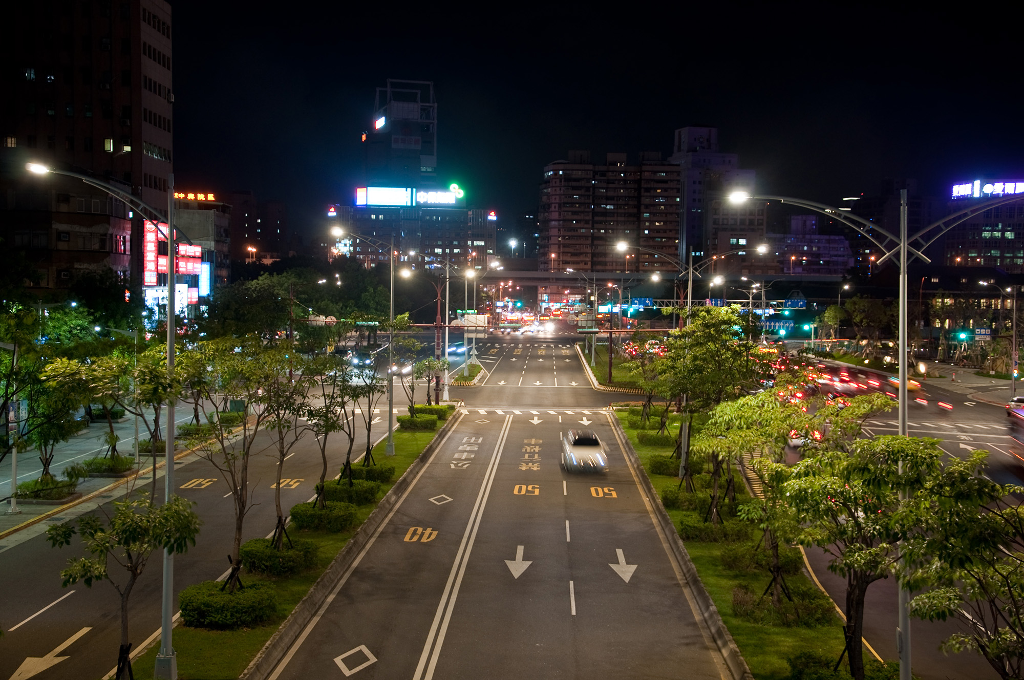 照片5：中華路換裝LED路燈後道路照明情形