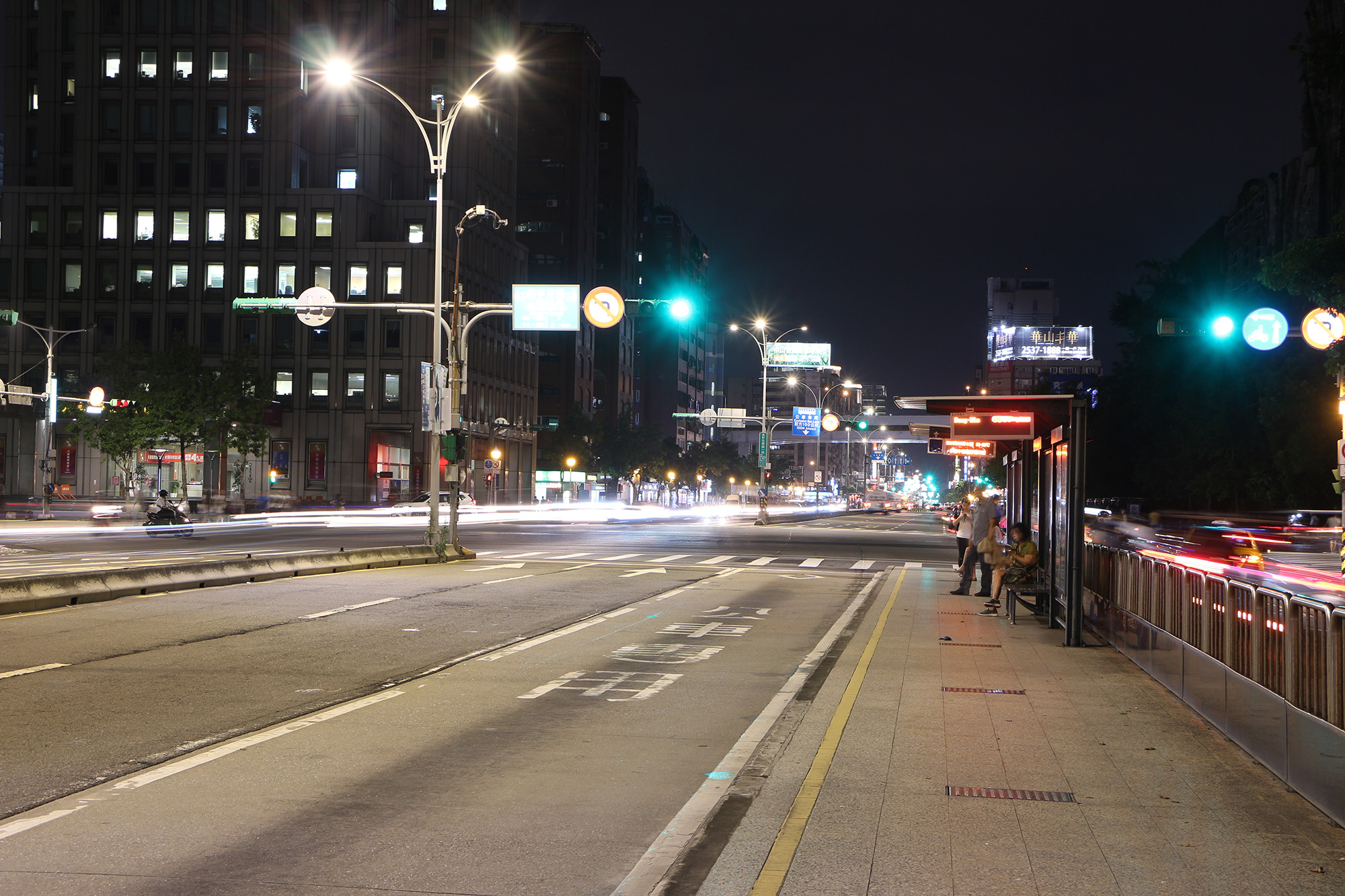 照片7：新生南路換裝LED路燈後道路照明情形