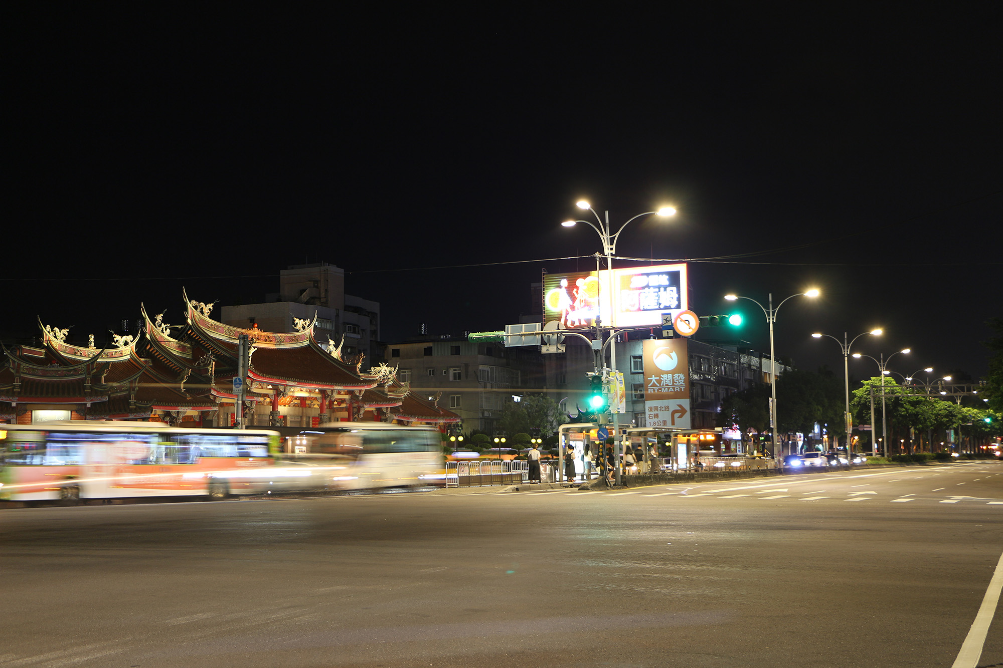 照片11：民權東路換裝LED路燈後道路照明情形