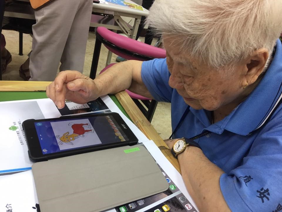 圖說：完全不會使用手機的92歲奶奶馬上學會如何用手機畫畫。