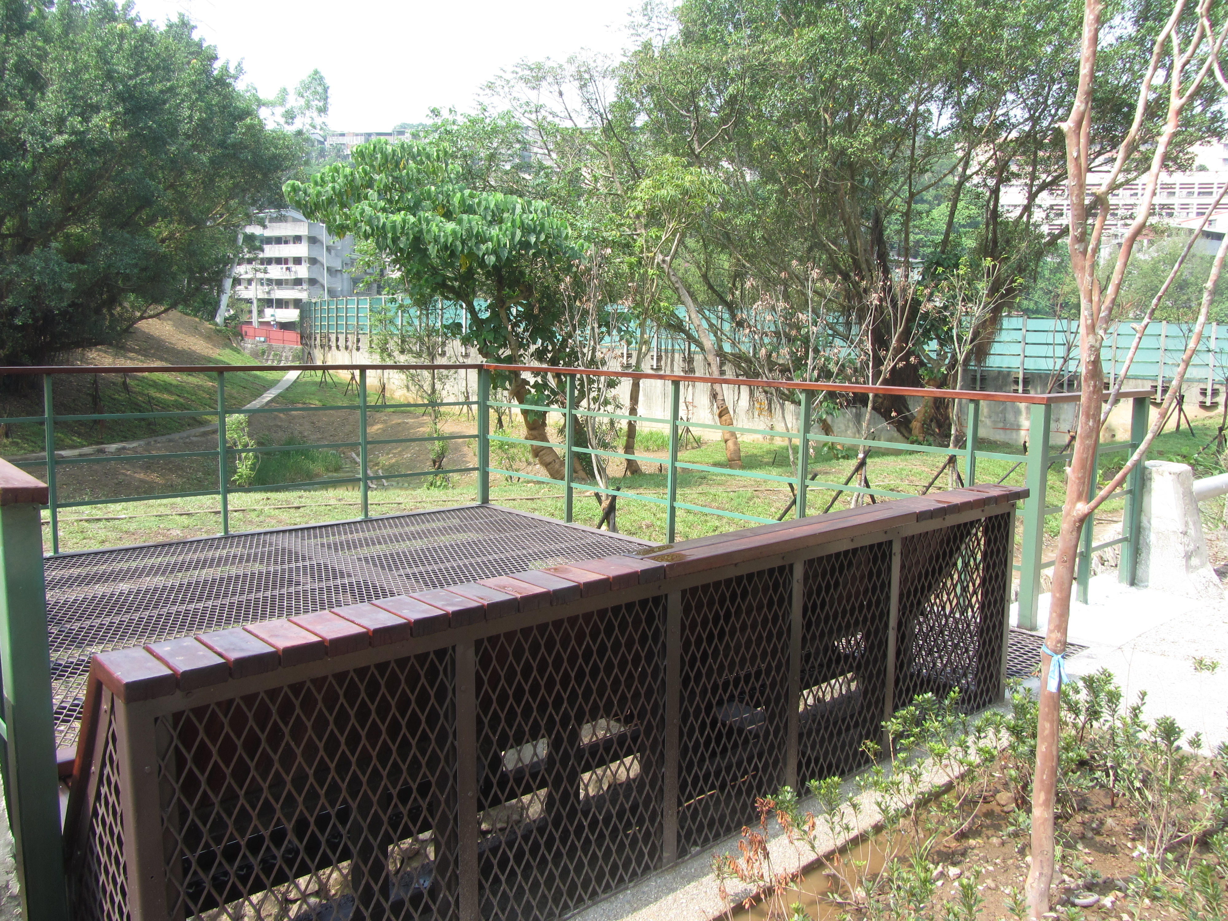 跨橋平台，大家可在此休憩眺望園區風景。