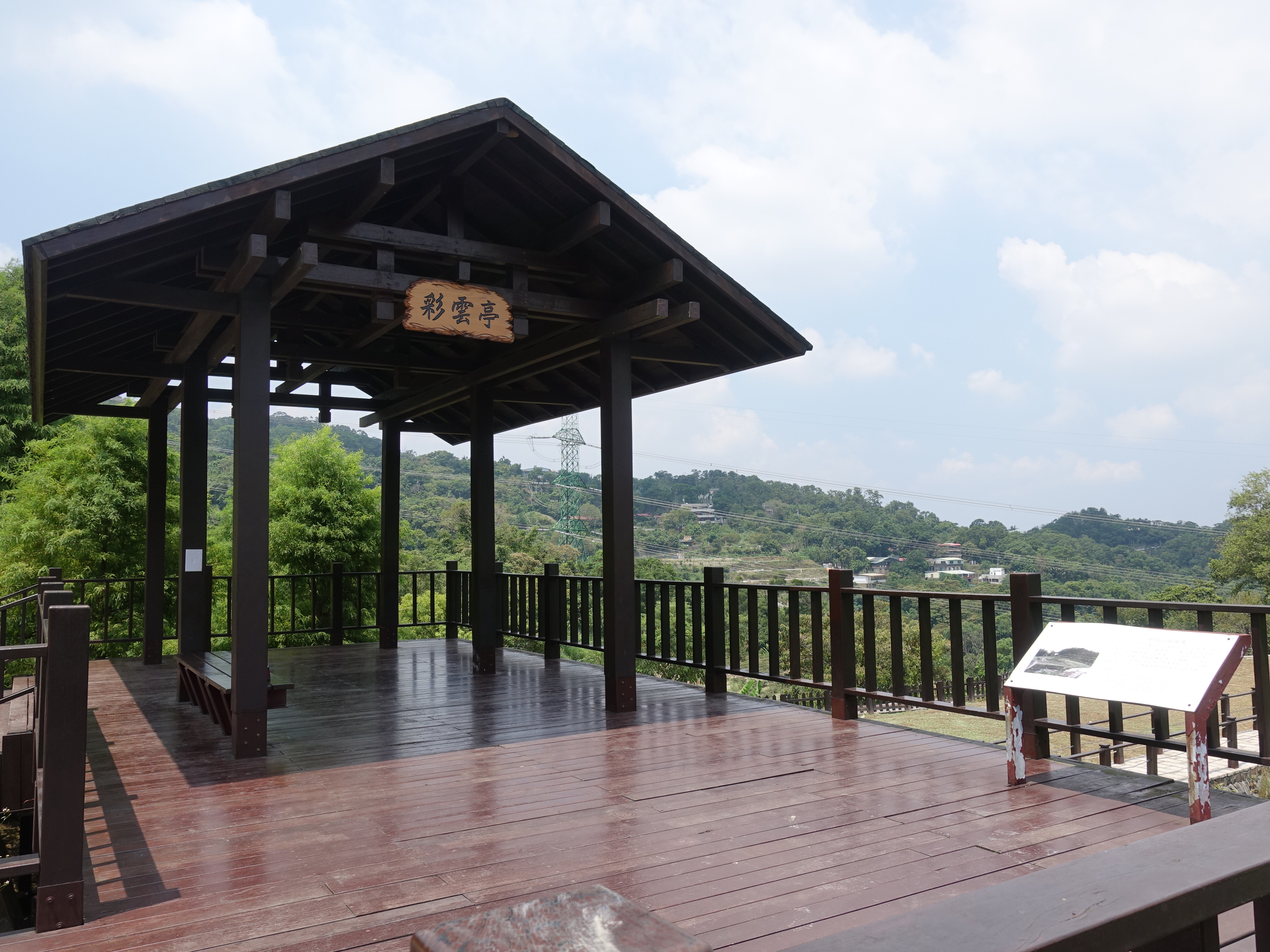 照片4 彩雲亭提供遮陰休憩空間