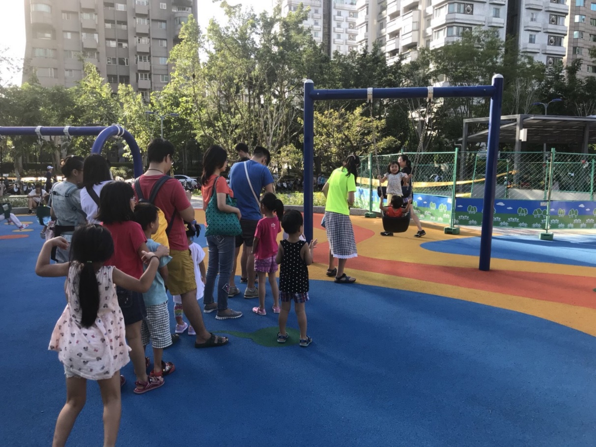 圖4：家長與孩童共同體驗遊戲的歡樂，享受親子之樂(特公盟提供)
