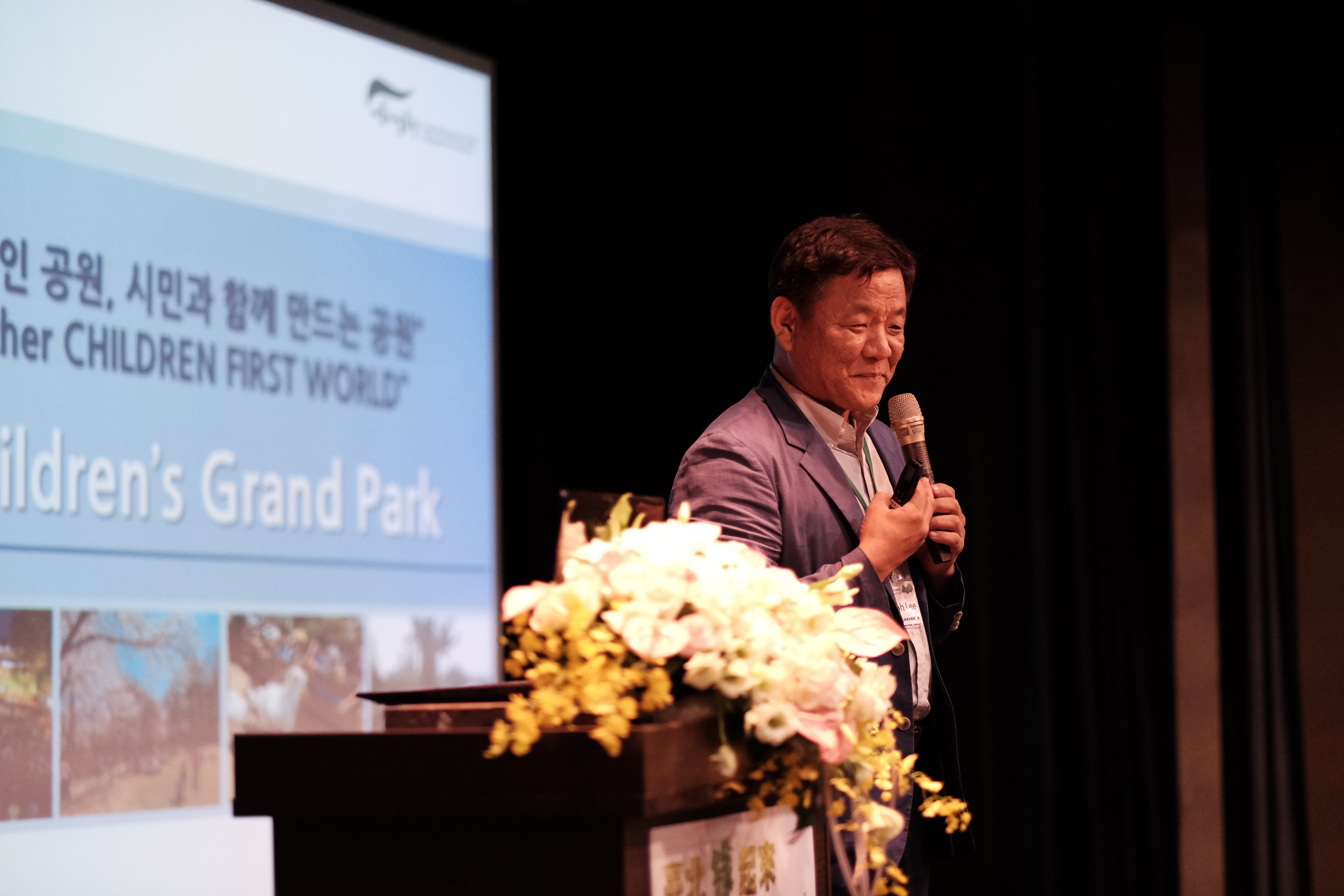 12韓國首爾兒童大公園管理執行長李康晤主講首爾市公園維護管理經驗