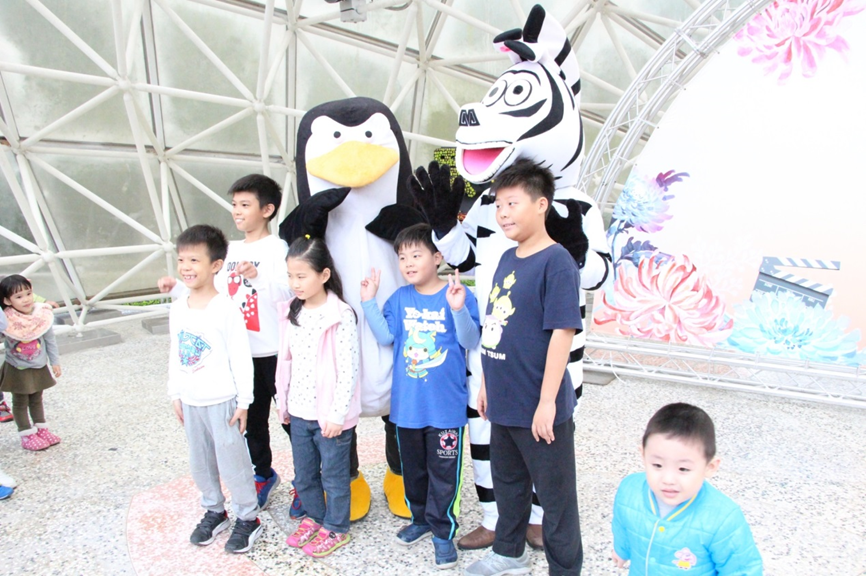 圖5. 12月2日野餐拍照趣，小朋友們搶著與馬達加斯加的企鵝、斑馬開心合影