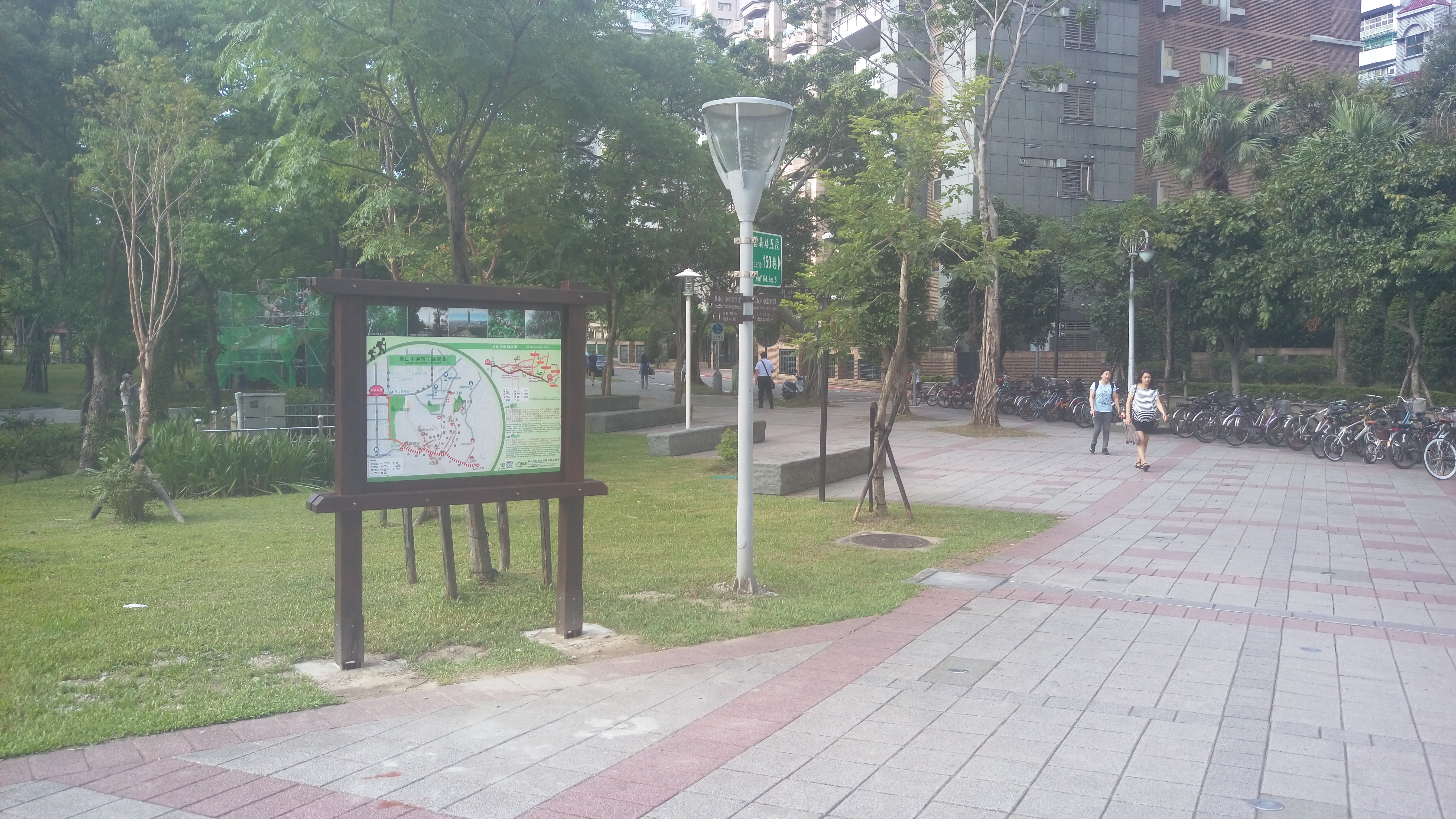 象山捷運站2號出口-導覽牌