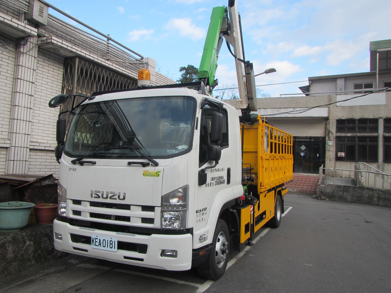 公園處園藝工程隊目前配置了8部大型高空作業車