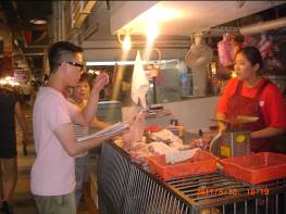 向家禽類攤商宣導家應販售具合格標章，確保販售家禽食品衛生。