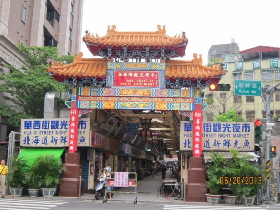 華西街夜市牌樓整修後日間現況