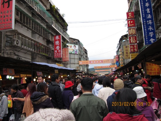 榮濱年貨大街吸引眾多民眾來採買 