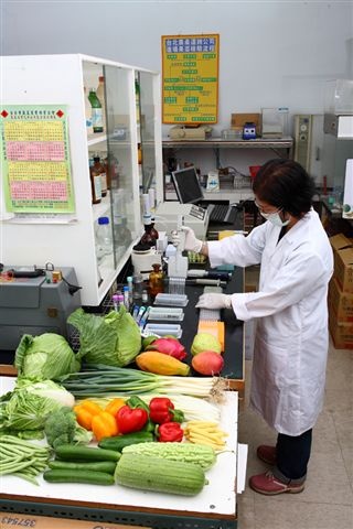 蔬果農藥殘留檢驗，保障市民食品安全。 