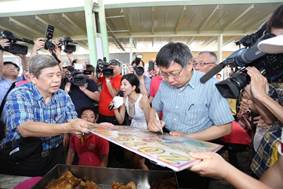 市長出席市場節主場活動並留下簽名留念