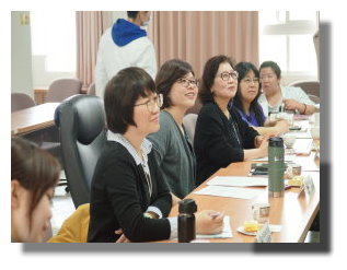 同仁對議案熱烈互動表達意見，兩位院長認真傾聽。