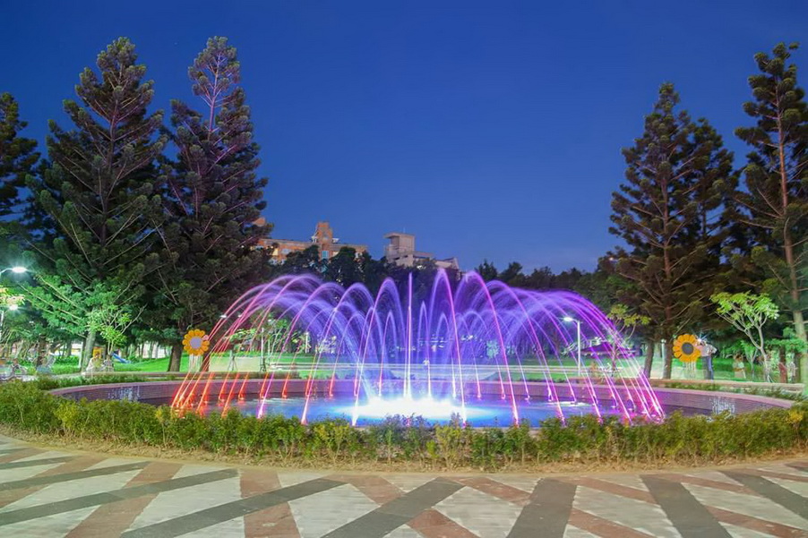 照片3. 越夜越美麗的音樂噴泉水舞燈光秀