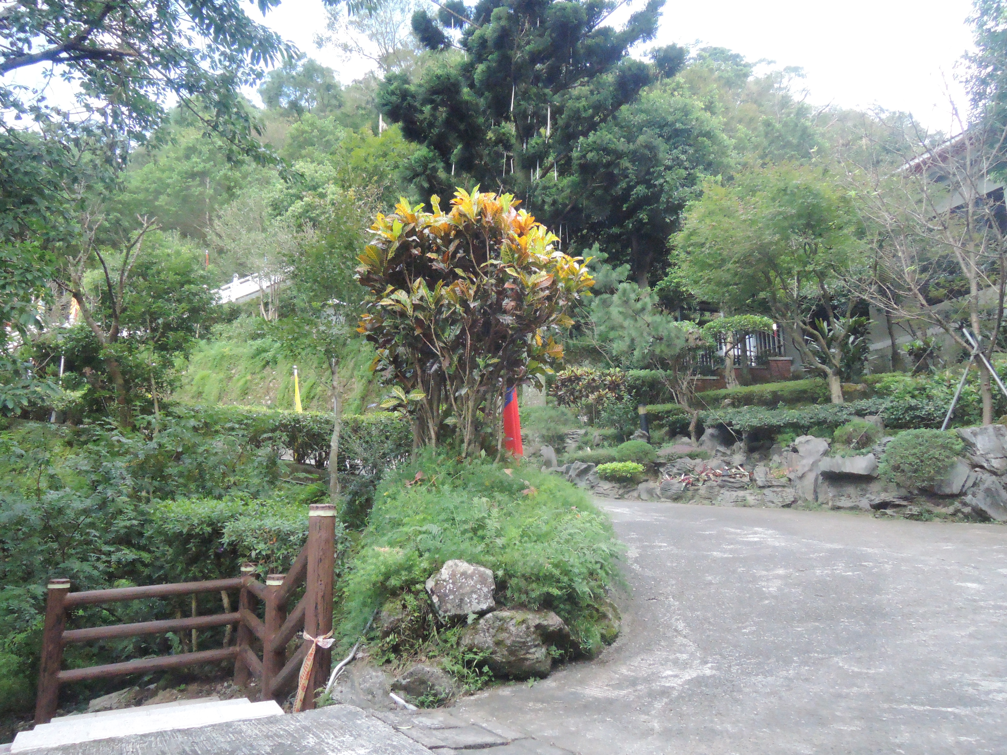 凌霄寶殿旁風雨走廊處 溪畔步道入口