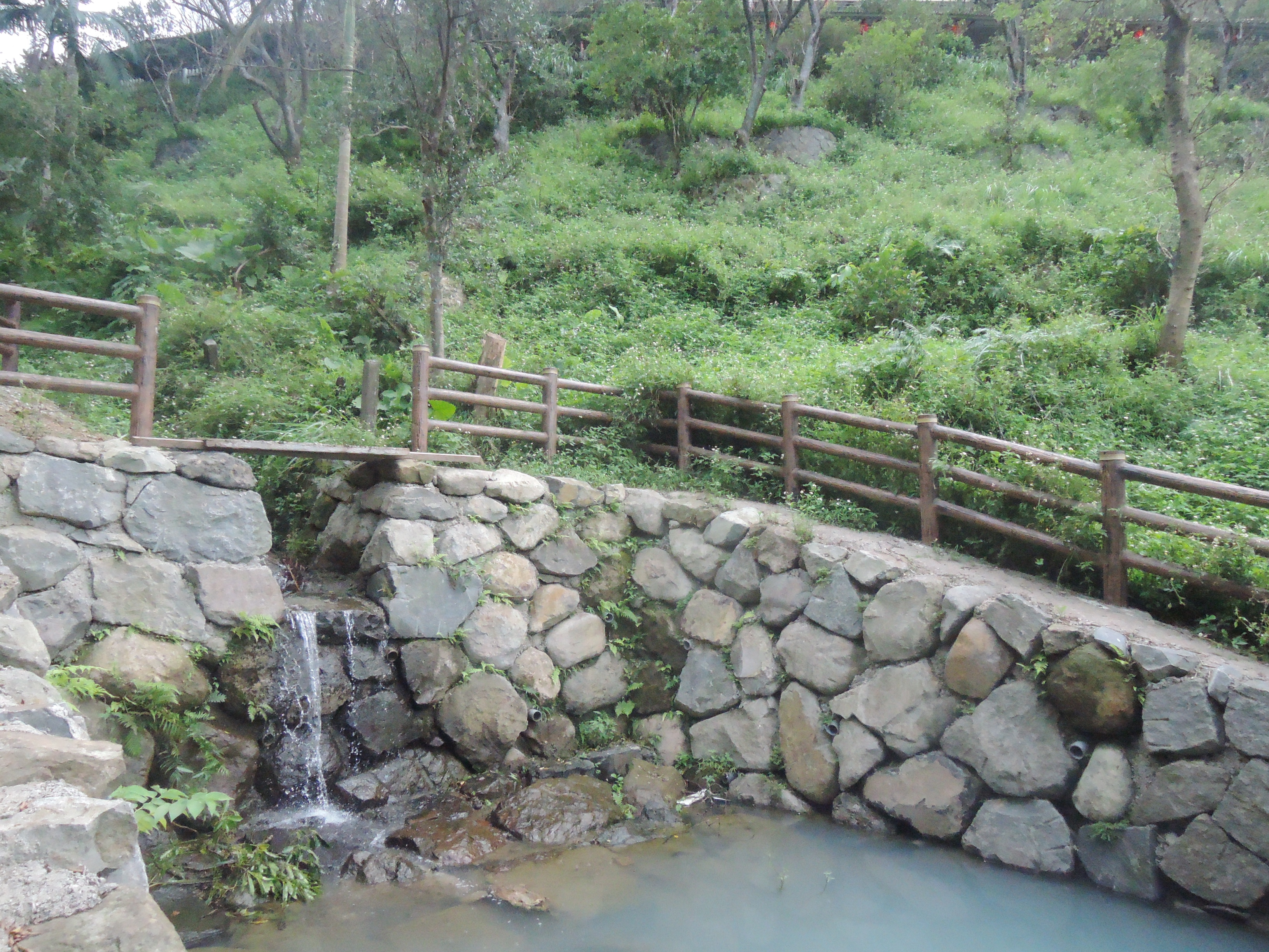 小橋流水，溪水潺潺