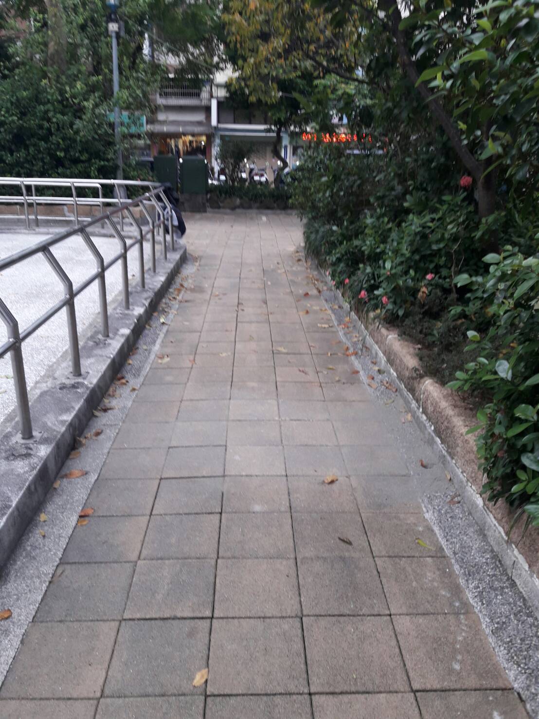 舖面修復完成，以維護公園安全品質