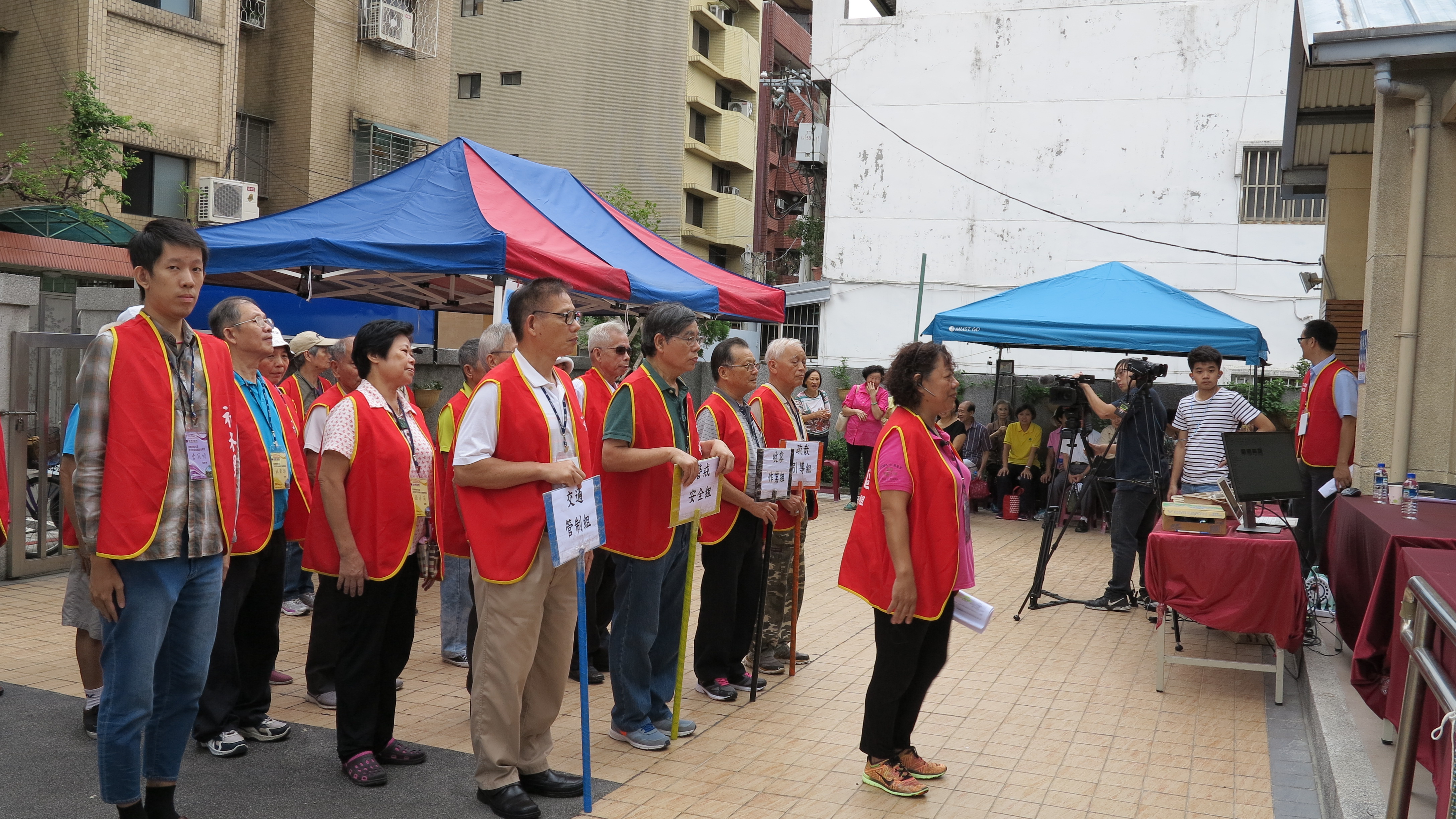 圖10：福林里社區自主防災演練，由指揮官江美珠里長率隊報告。