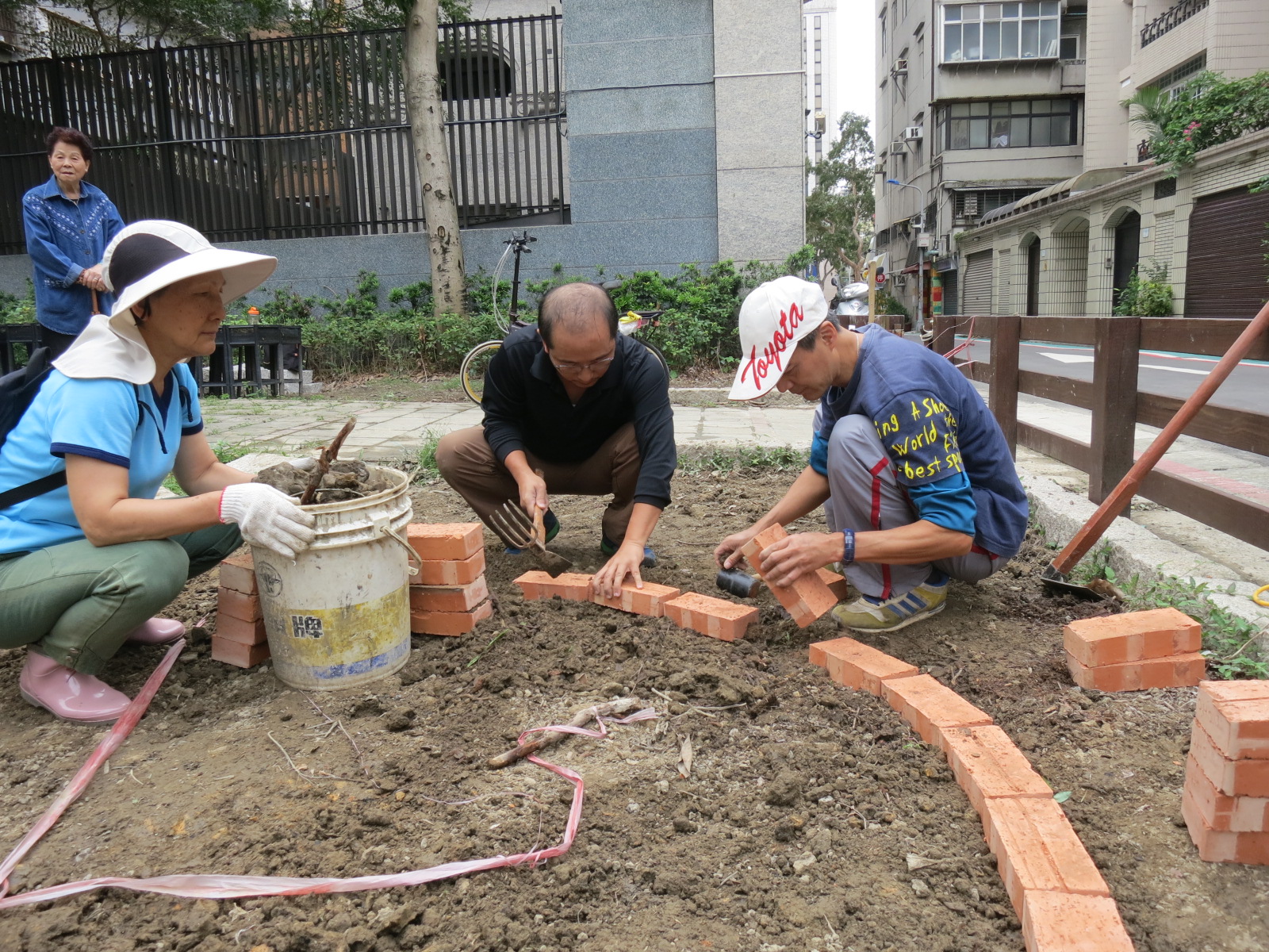 民炤里基地建置-民炤瑪格莉特園圃利用紅磚圍邊出三角與螺旋圖形的園圃1