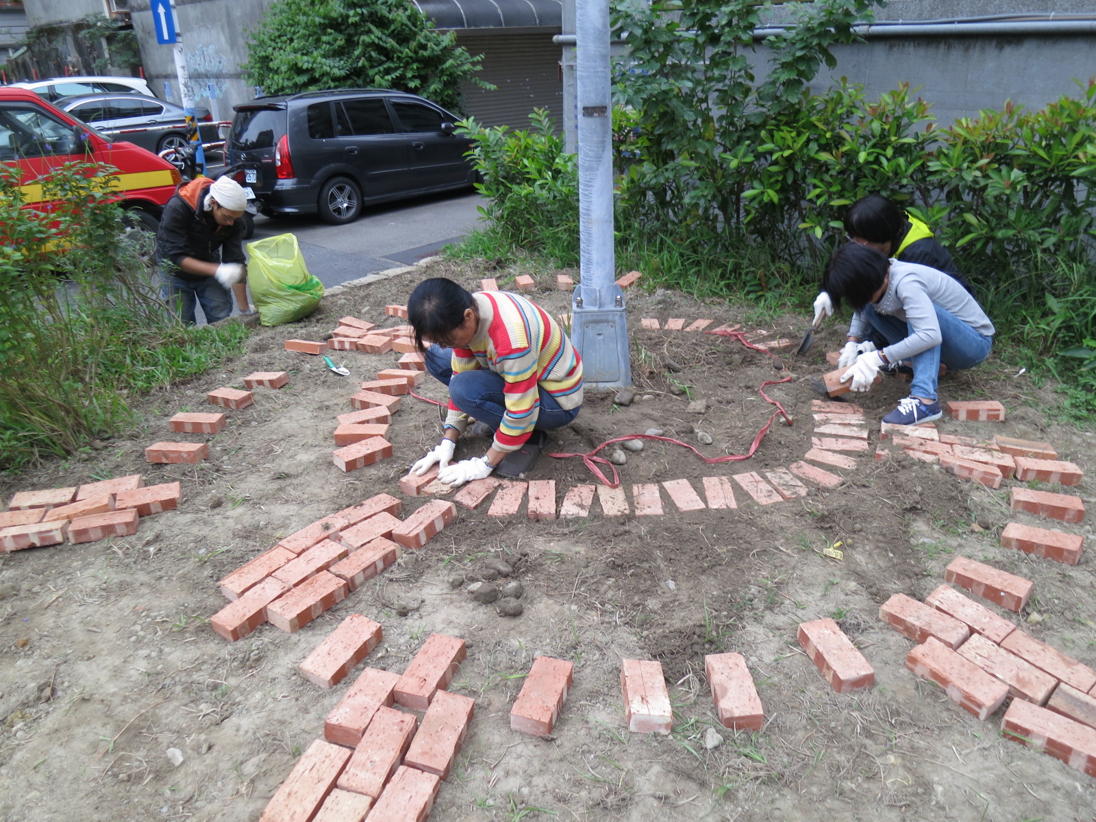 錦安里田園基地建置-錦安轉角香草園建置紀錄排列砌磚過程1