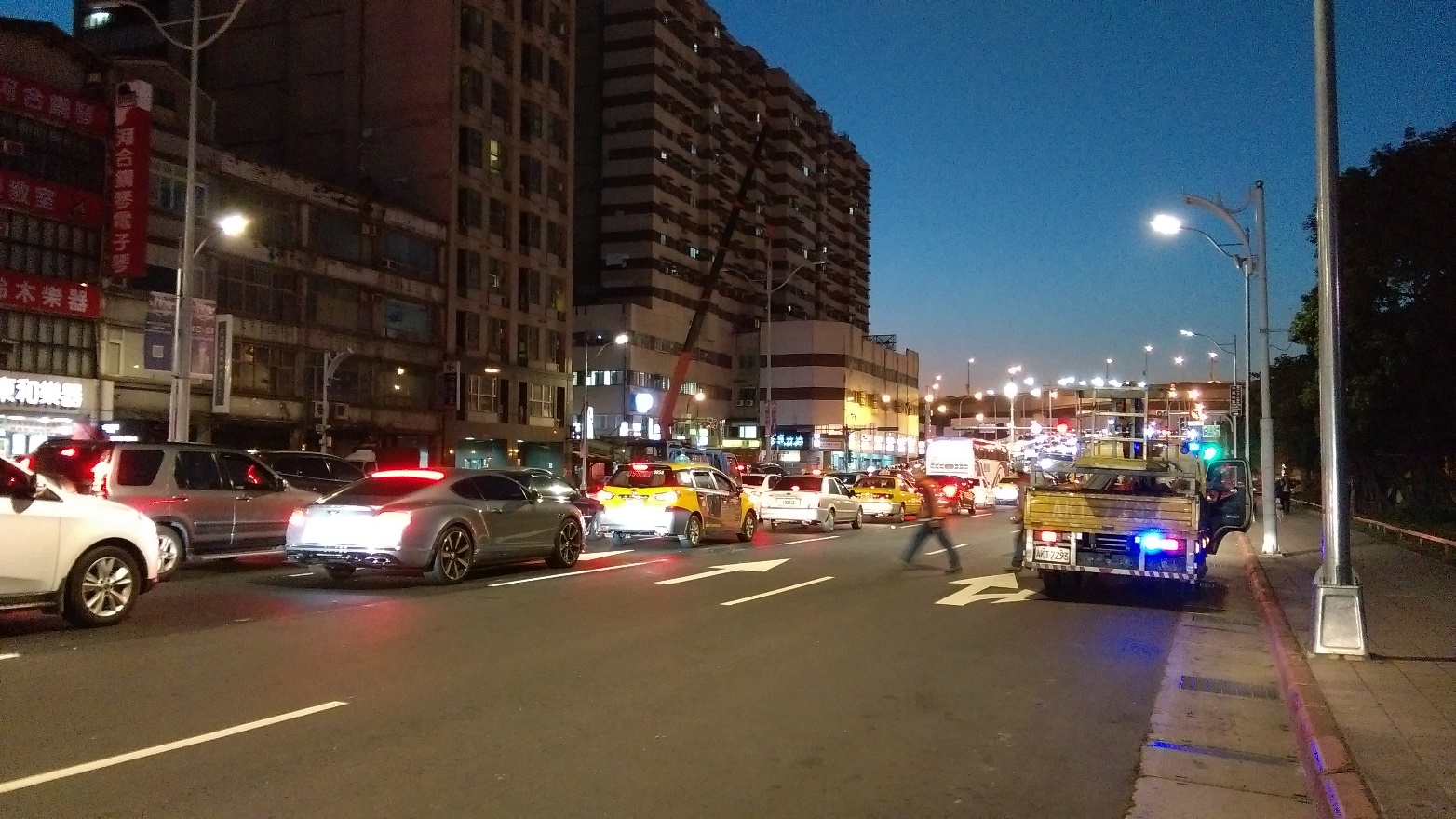 忠孝西路(西寧南路-中華路)二側人行道換裝LED路燈後道路照明均勻