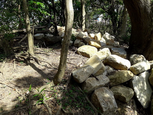 利用岩塊完成融入自然環境的手作步道