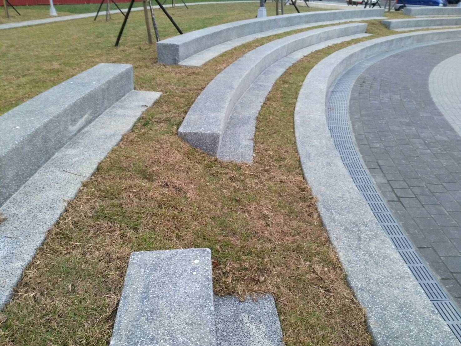 景勤觀景廣場周邊設有休憩圓弧座椅