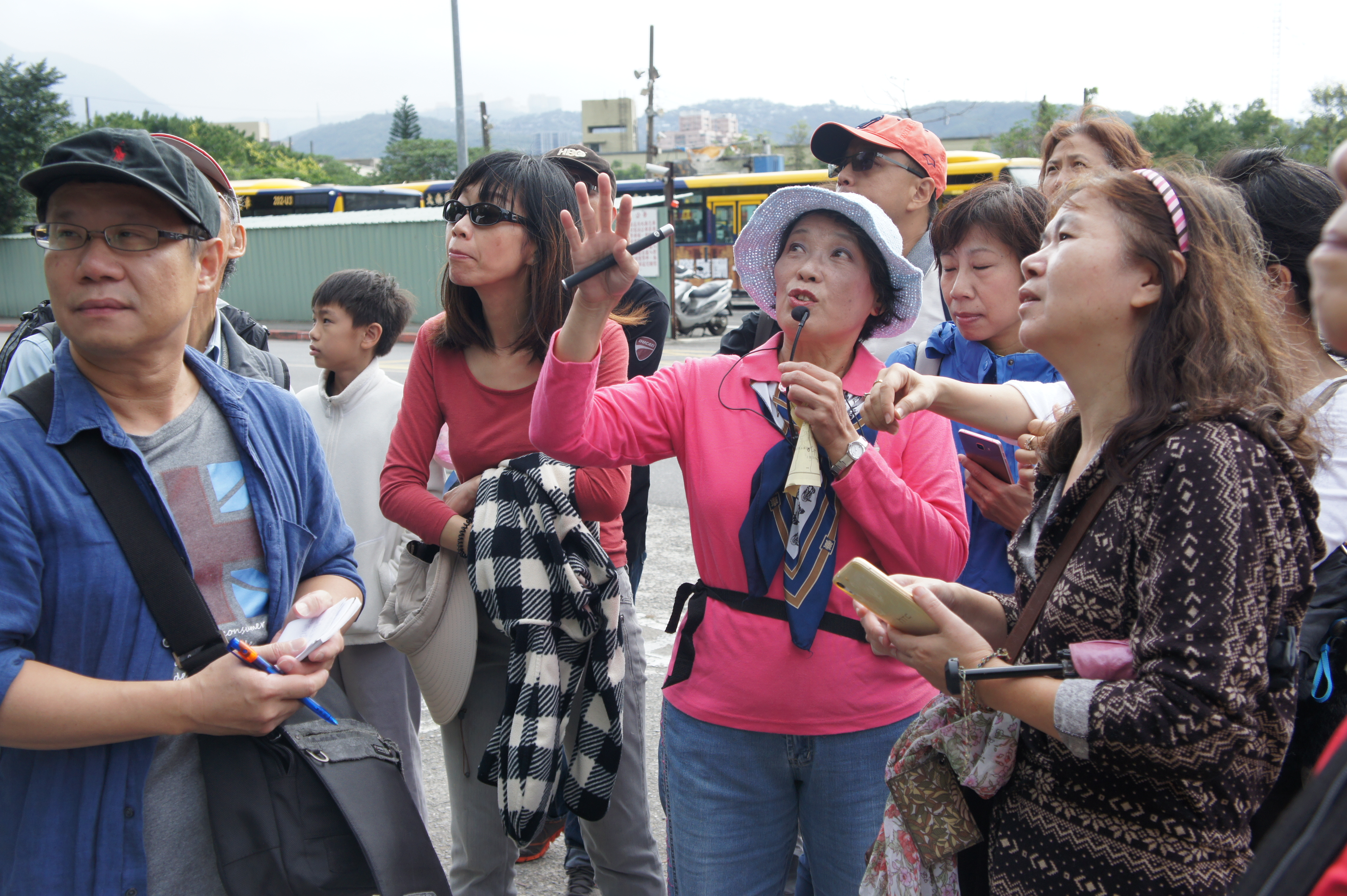 02針對計畫中之北投22號公園預定地進行講解