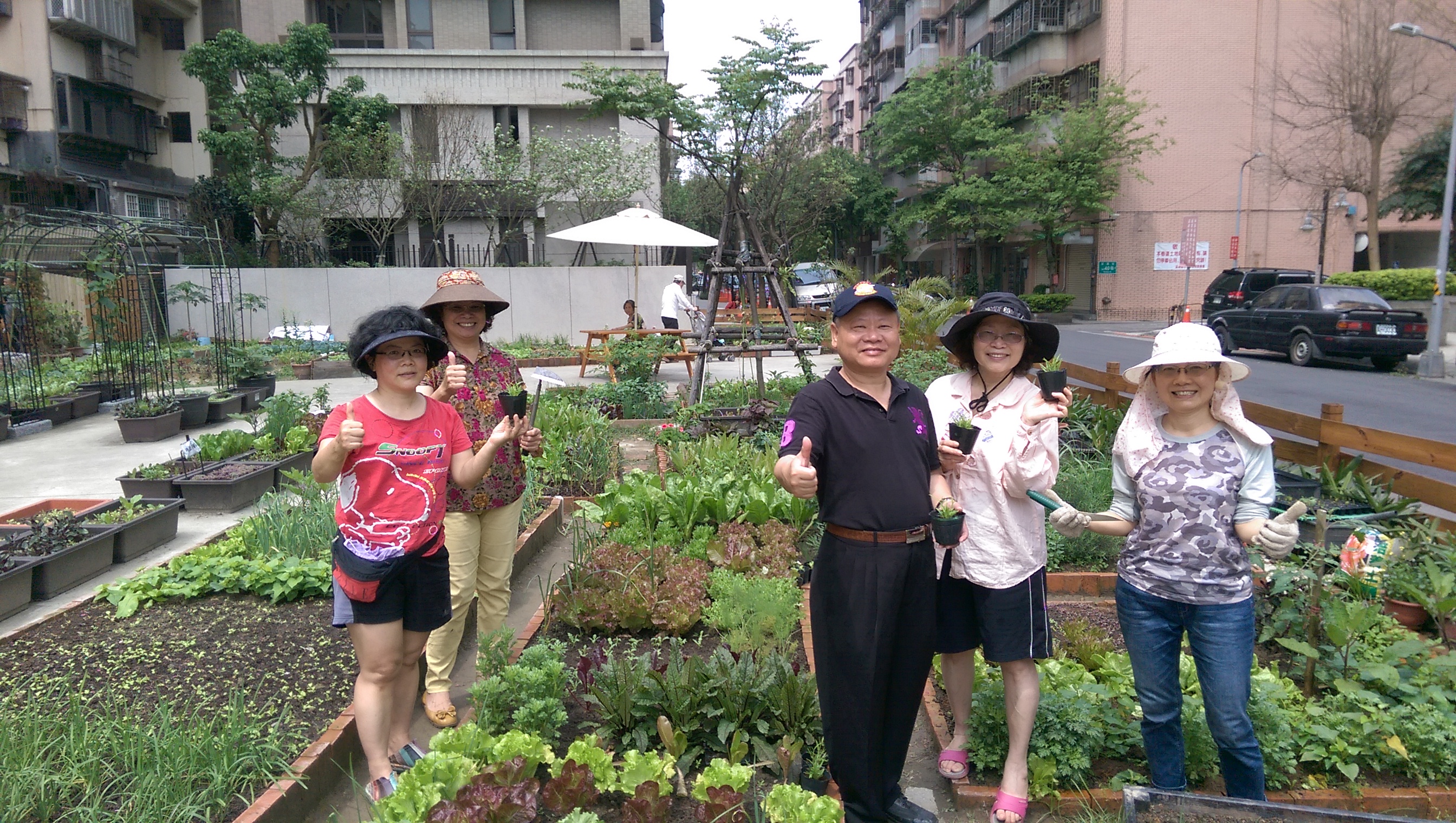 鵬程里許顏建里長與里民一起打造農園