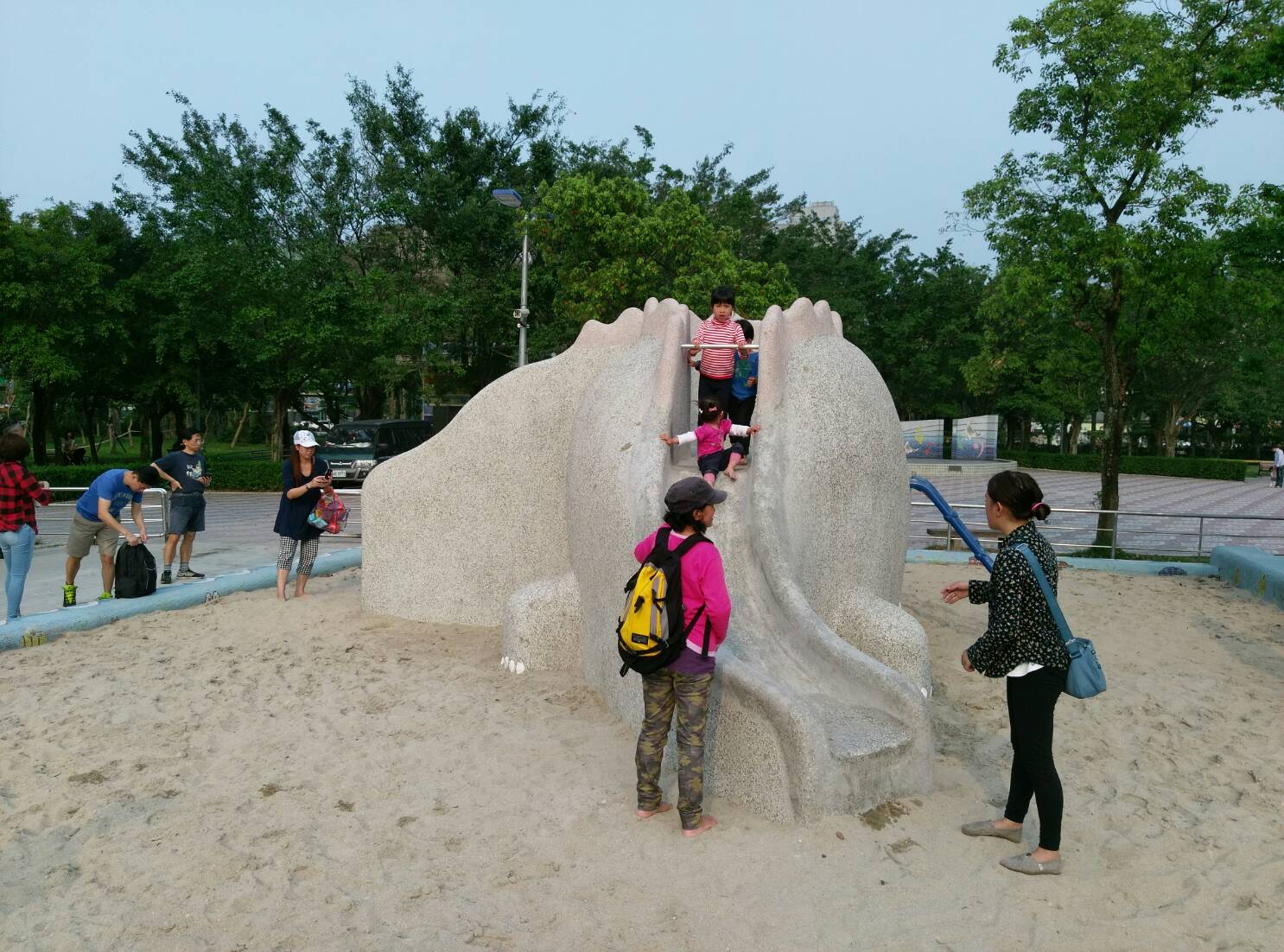 恐龍滑梯背面滑道
