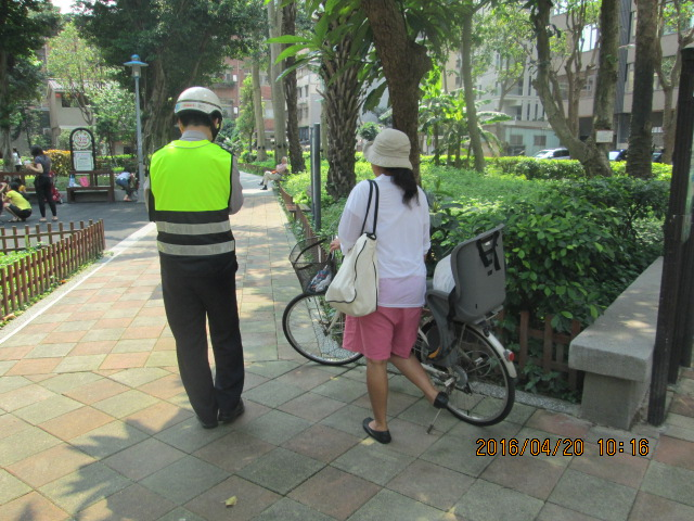 圖1：駐衛警勸導取締公園裡騎乘腳踏車(中正區文光公園)