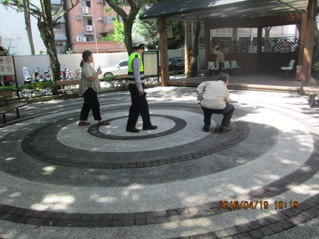 圖2：駐衛警巡邏中正區齊東公園聽取民眾反映事項