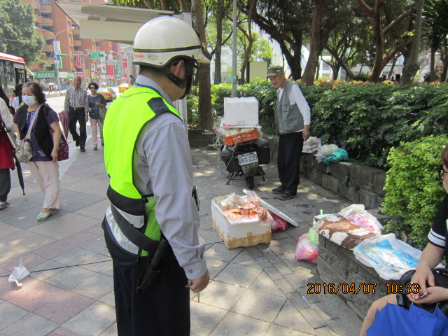 圖3：駐衛警於文山區景行公園取締違規攤販情形