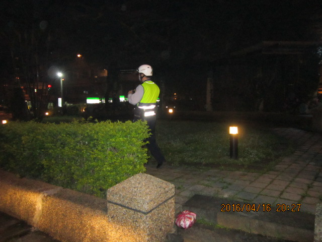 圖4：駐衛警晚上仍持續巡邏鄰里公園(信義區黎富公園)