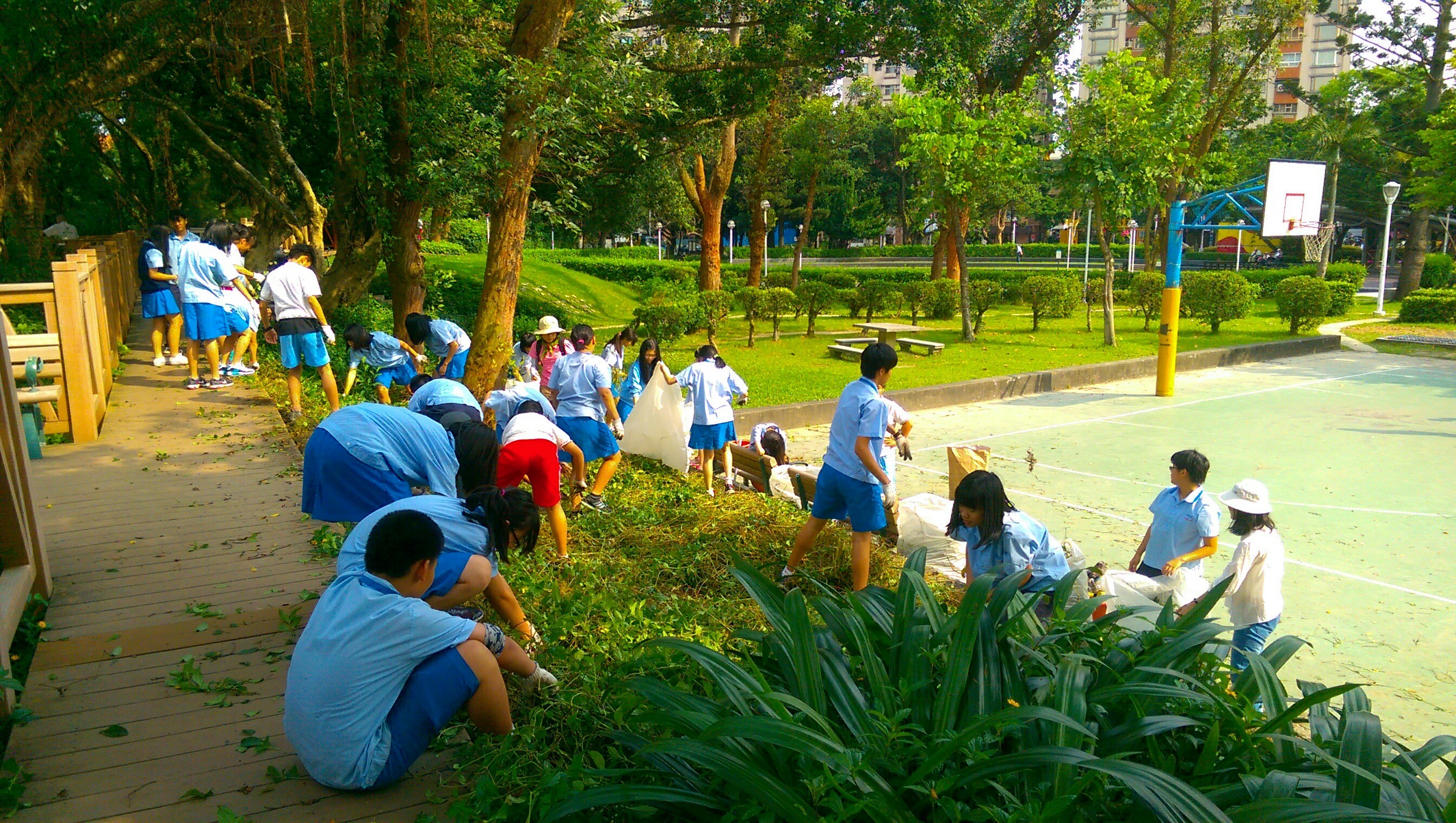 二、炎炎夏日午後，小荒野們在榮星花園公園揮灑汗水