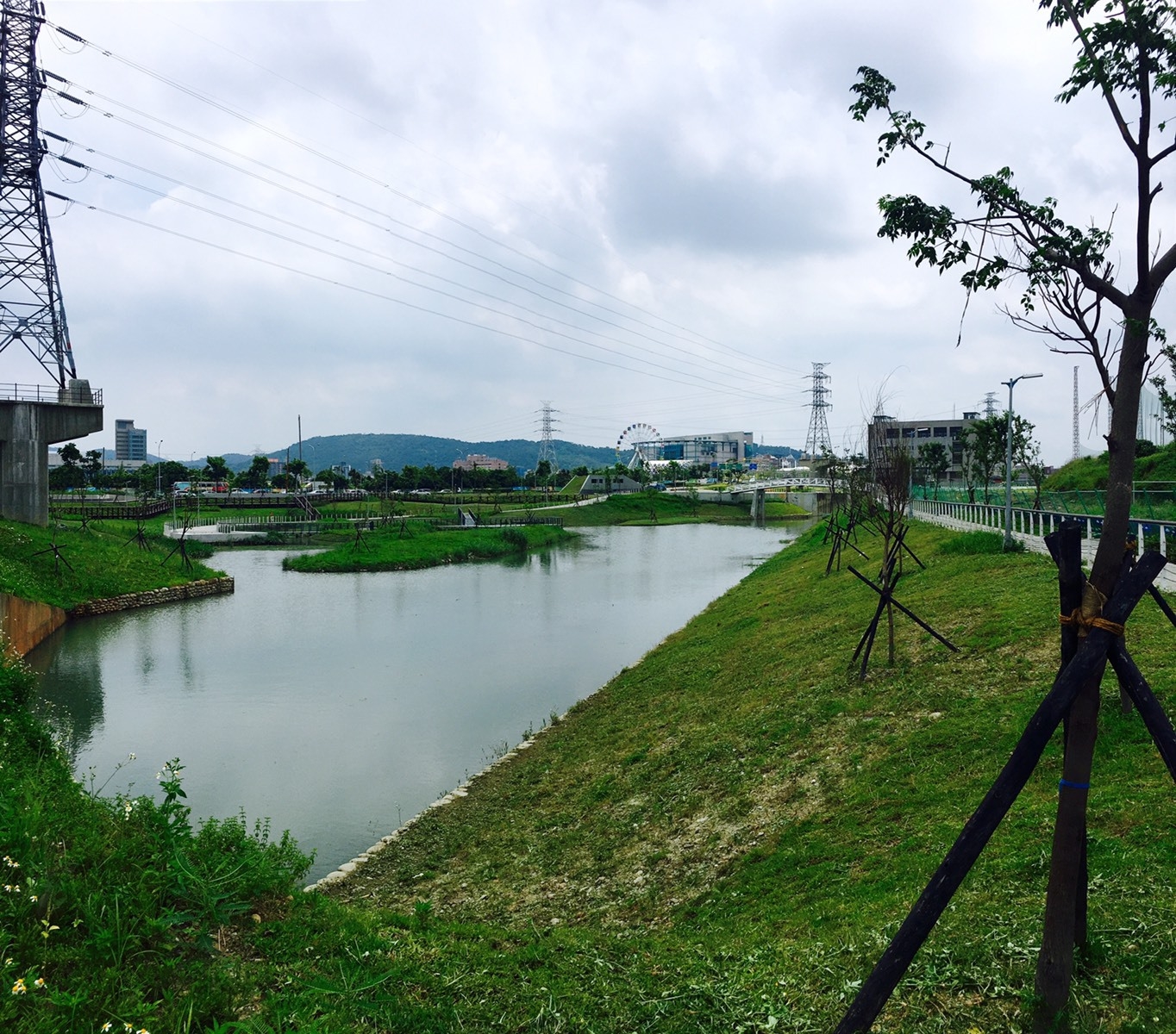 照片10.洲美蜆仔港公園-遠眺七星山及大屯山系之壯麗山形