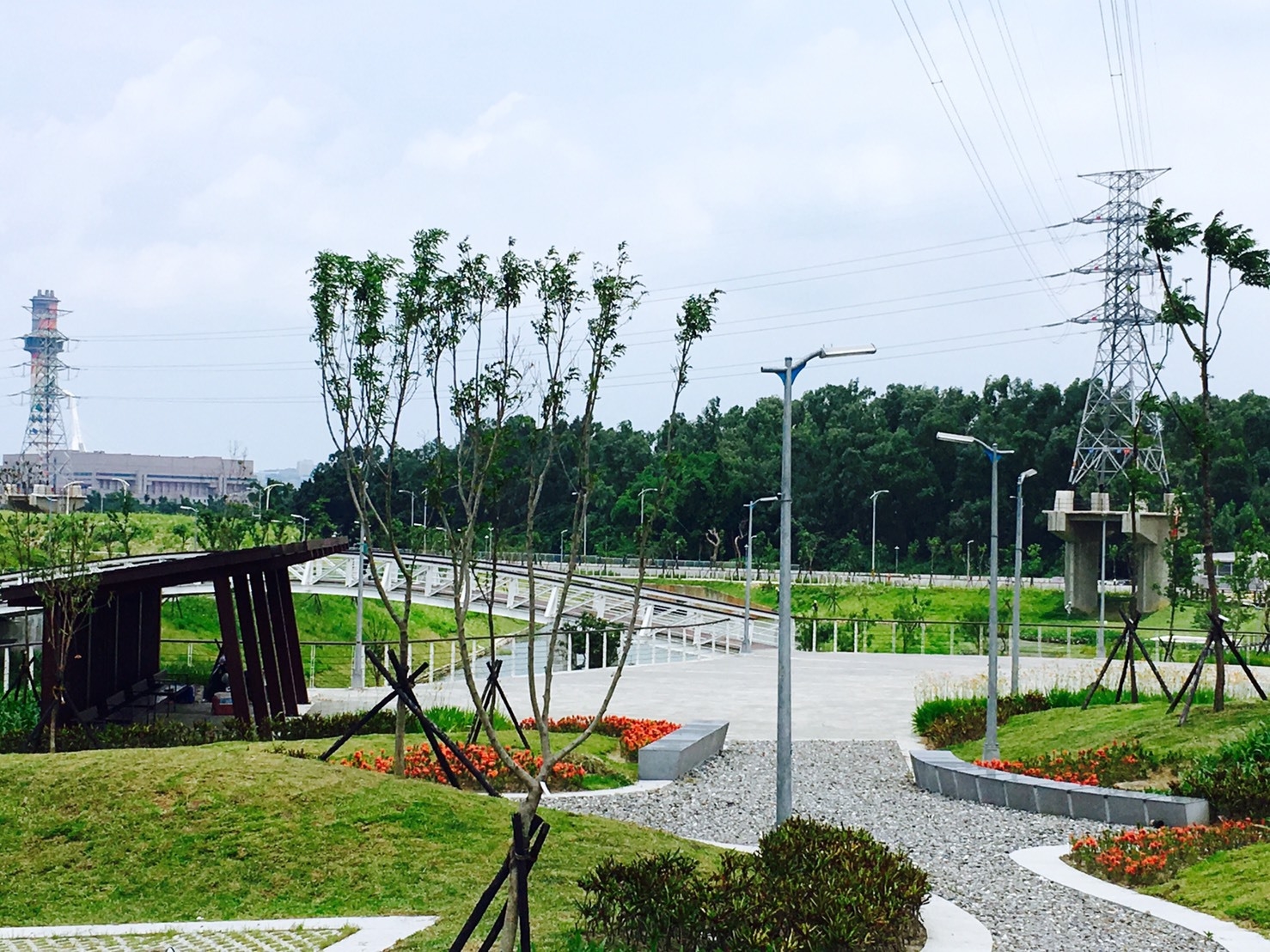 照片9.洲美蜆仔港公園-入口廣場提供休憩廊架、賞園遊景環園步道
